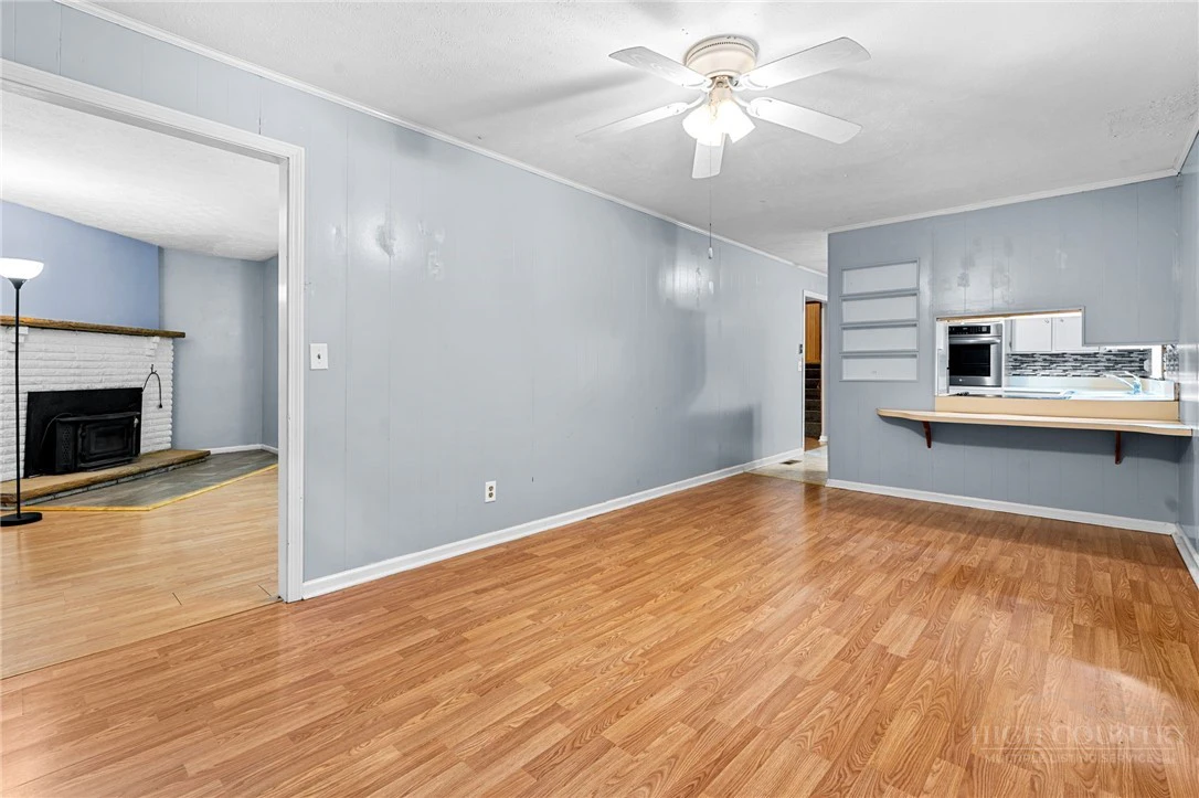 Image number 11 for the current listing