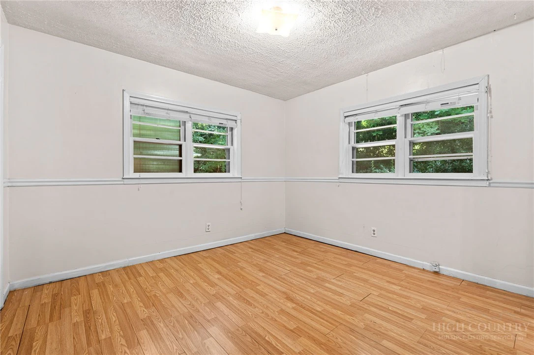 Image number 17 for the current listing