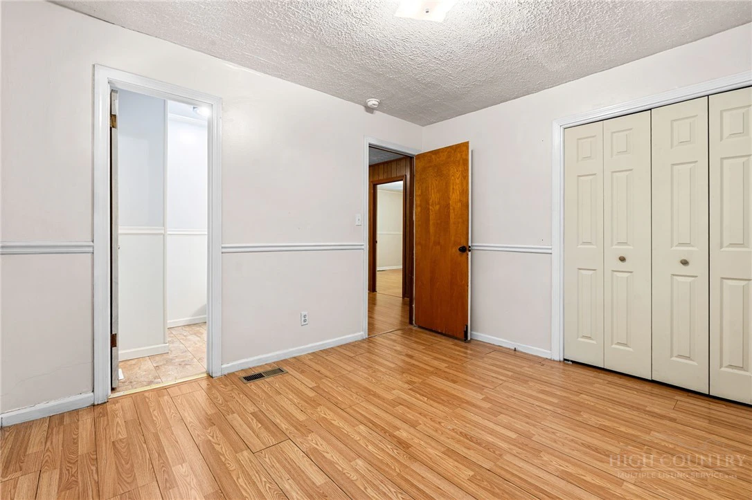 Image number 18 for the current listing