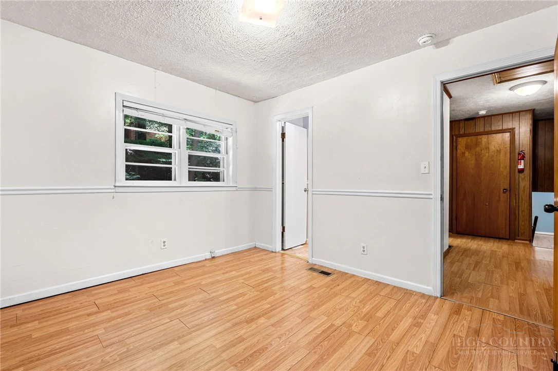 Image number 19 for the current listing