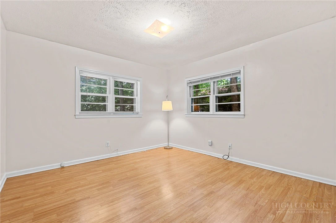 Image number 15 for the current listing