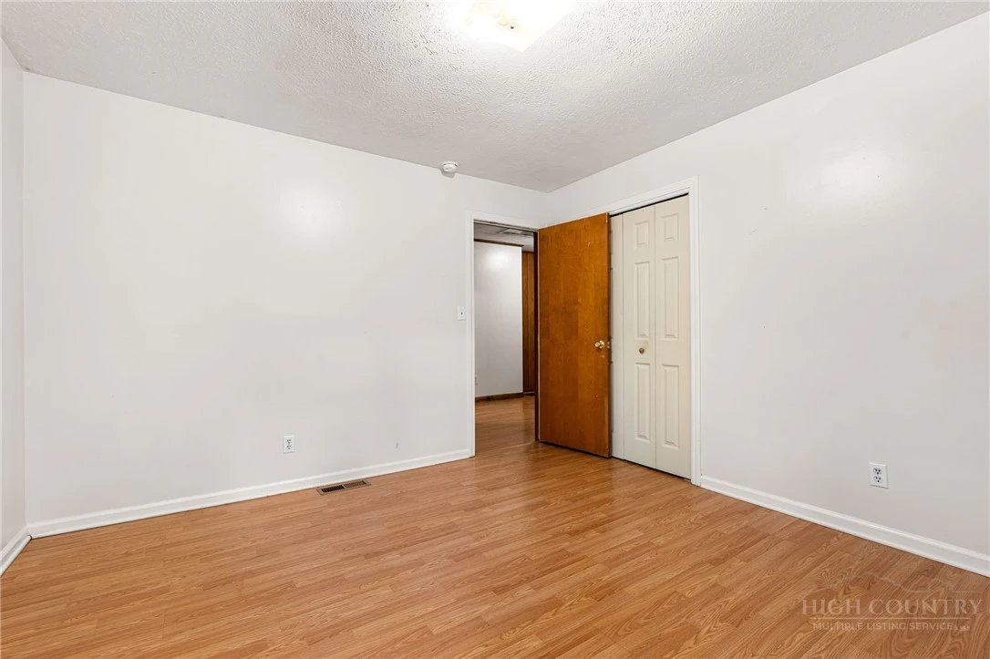 Image number 16 for the current listing