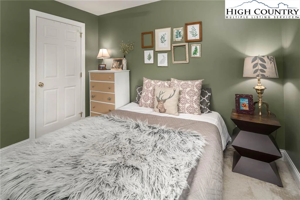Image number 2 for the current listing