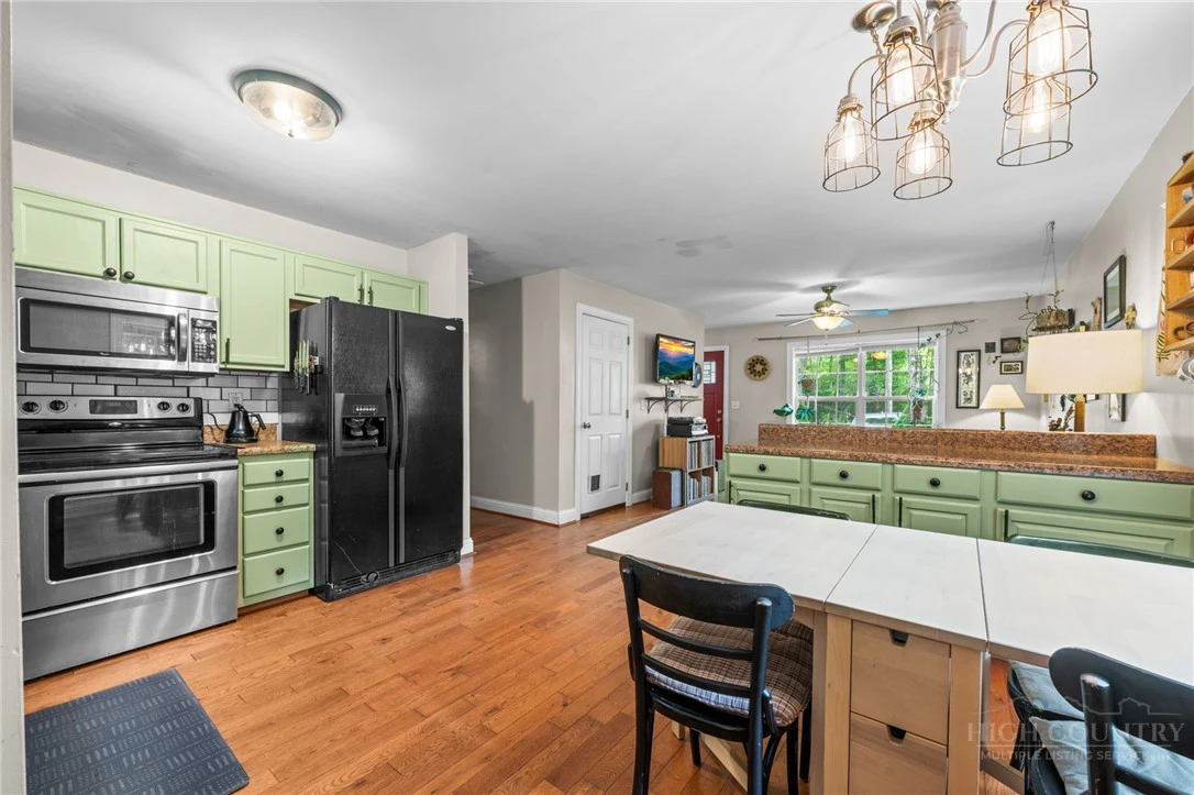 Image number 11 for the current listing
