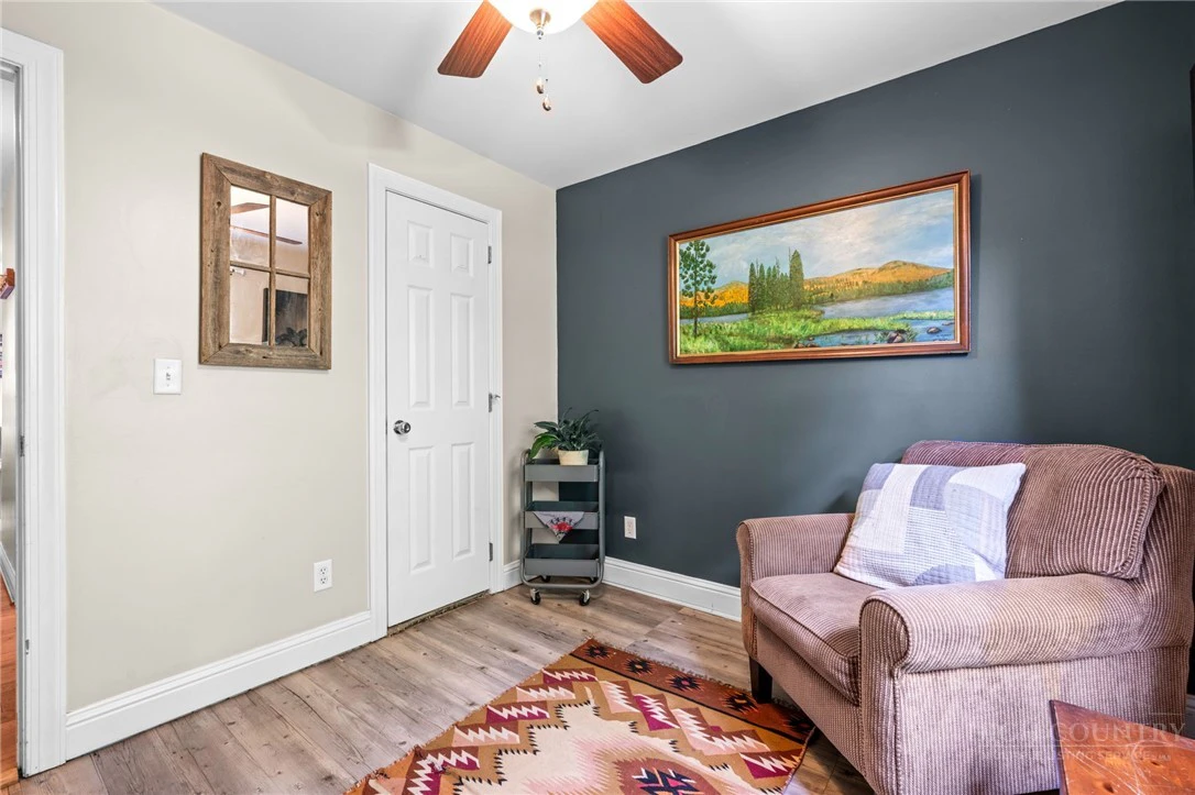 Image number 19 for the current listing