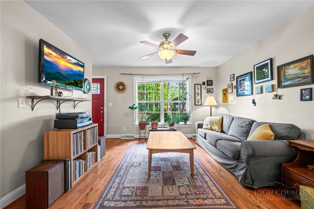 Image number 4 for the current listing