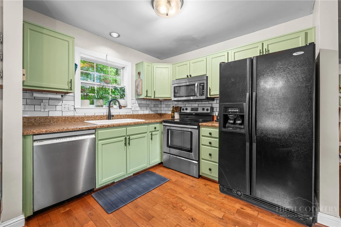 Image number 10 for the current listing