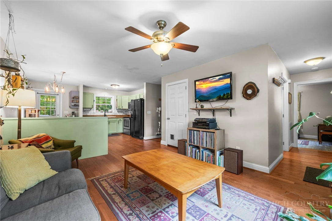 Image number 6 for the current listing