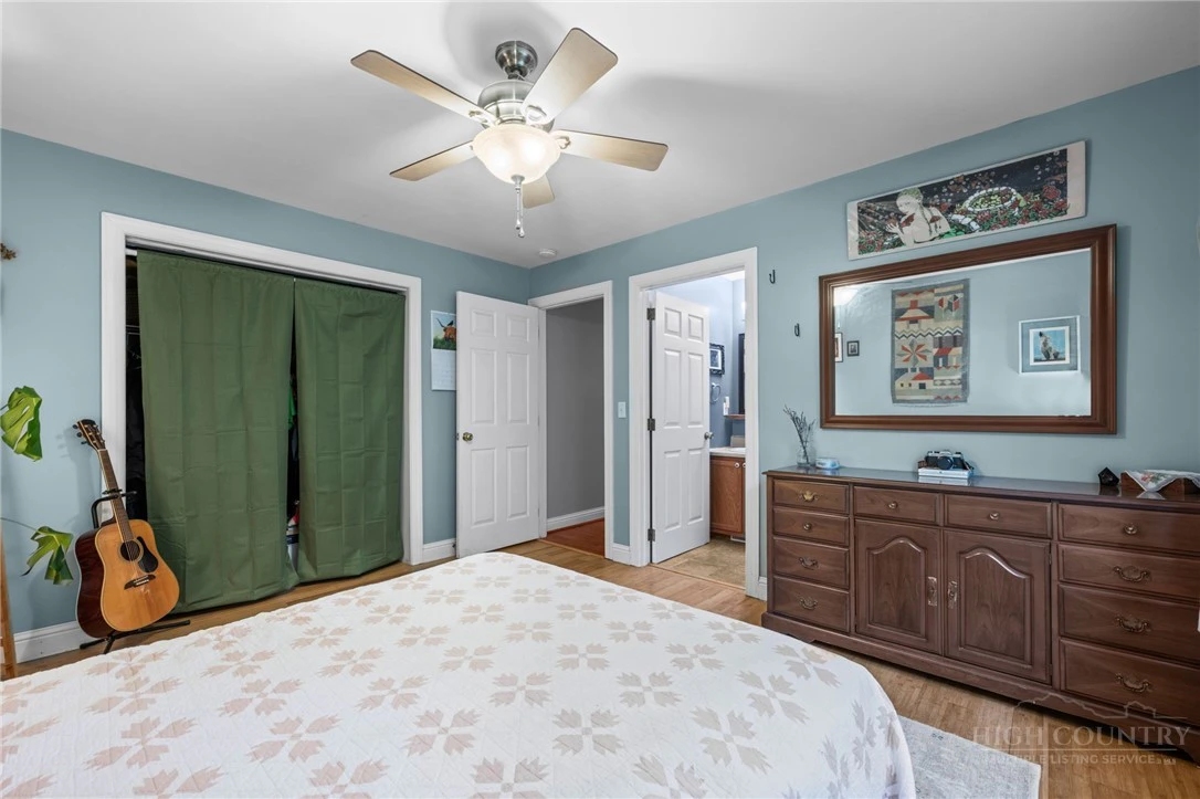 Image number 14 for the current listing