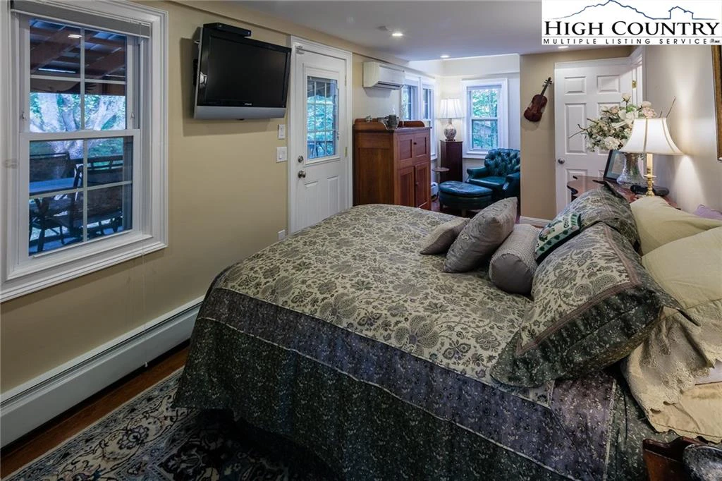 Image number 11 for the current listing