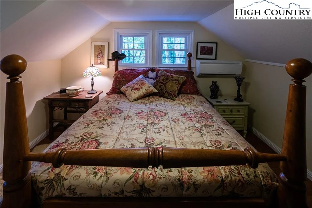 Image number 9 for the current listing