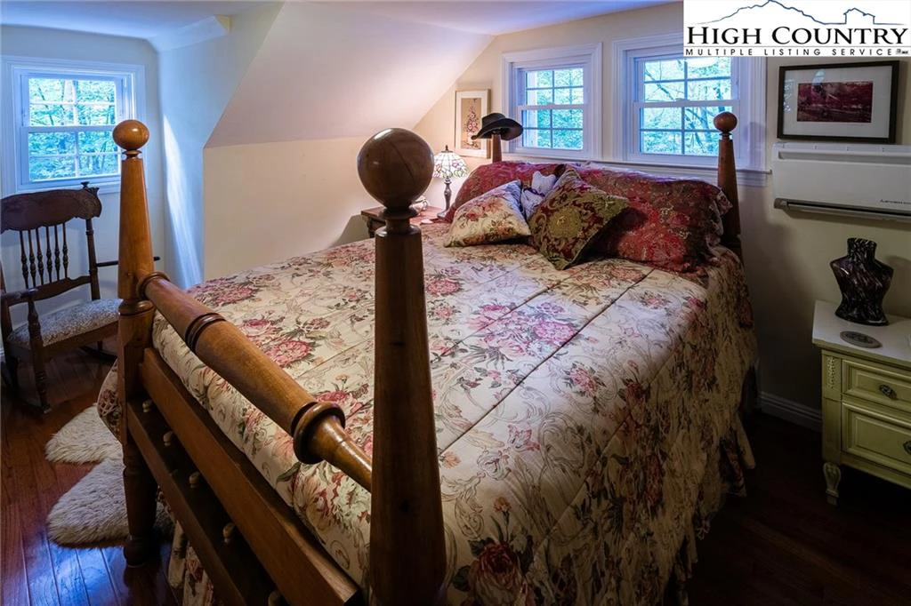 Image number 10 for the current listing