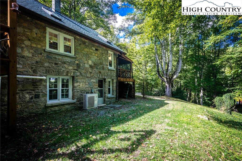 Image number 17 for the current listing