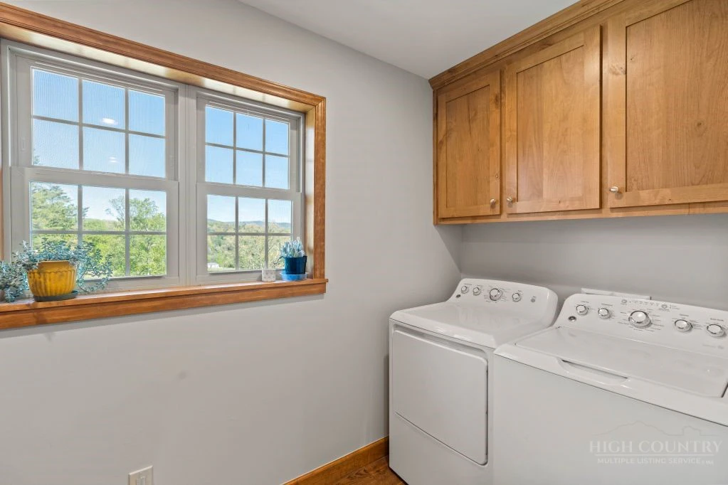 Image number 13 for the current listing