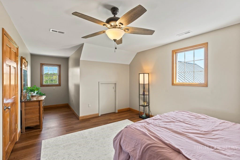 Image number 3 for the current listing