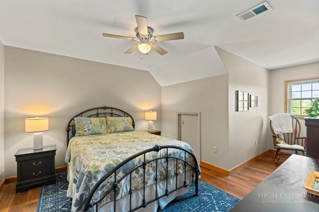 Image number 5 for the current listing