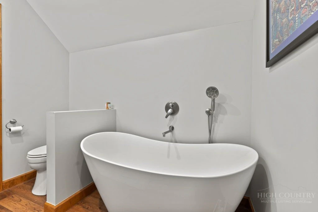 Image number 8 for the current listing
