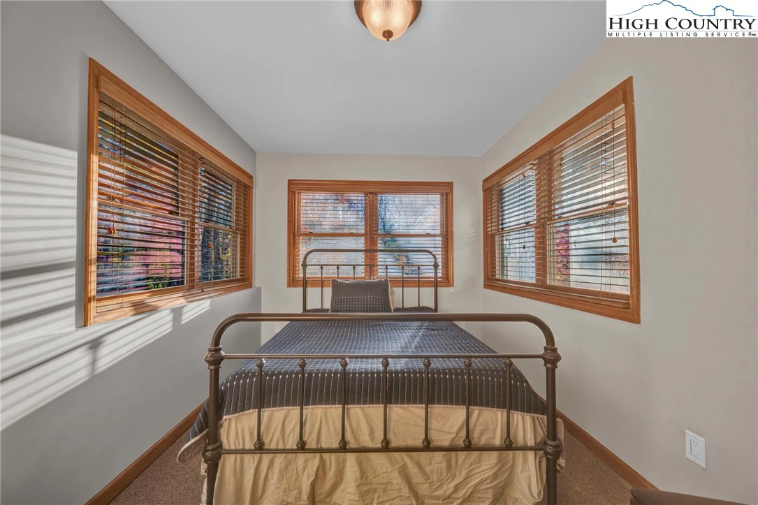 Image number 19 for the current listing