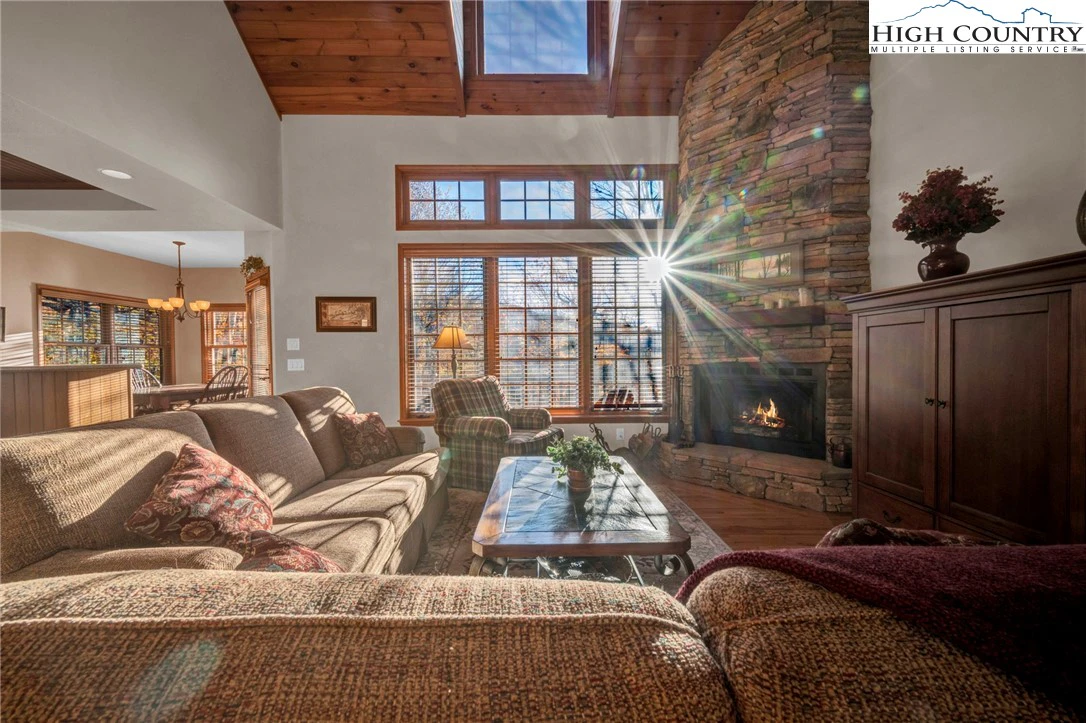 Image number 14 for the current listing