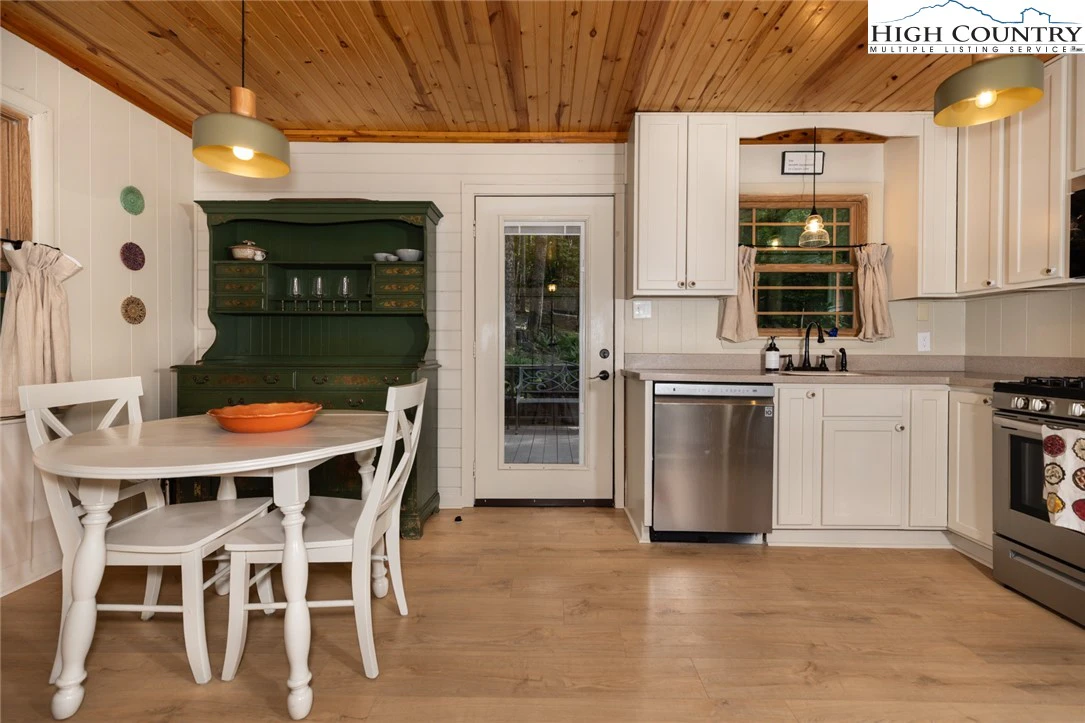 Image number 13 for the current listing