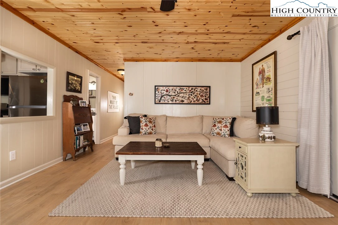 Image number 21 for the current listing