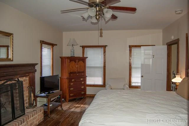Image number 4 for the current listing