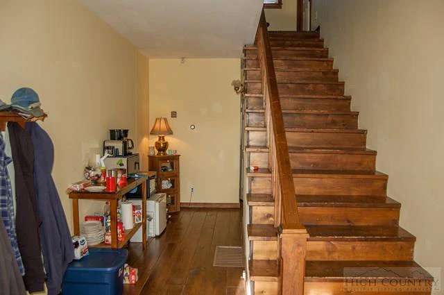 Image number 5 for the current listing