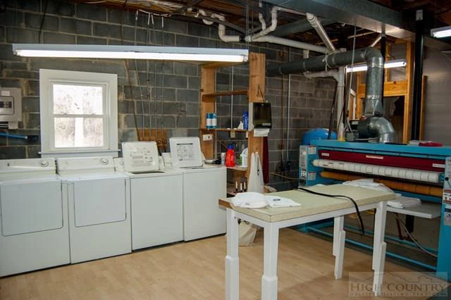 Image number 9 for the current listing