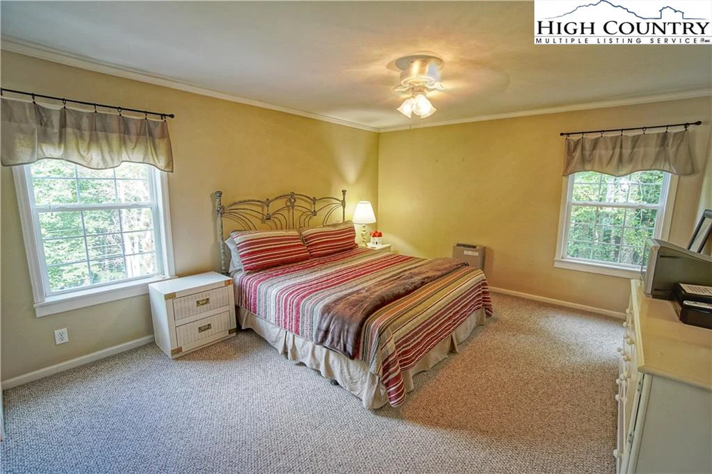 Image number 4 for the current listing