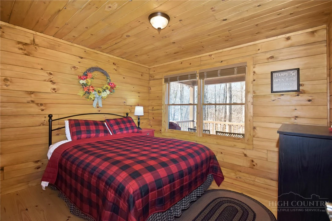 Image number 17 for the current listing
