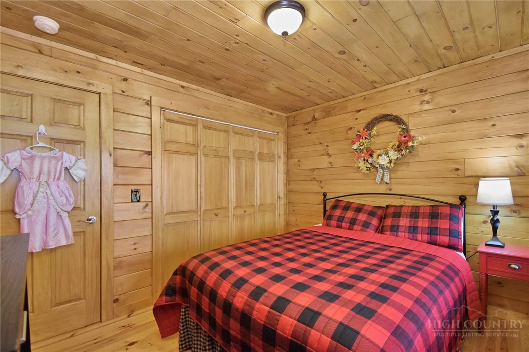 Image number 18 for the current listing