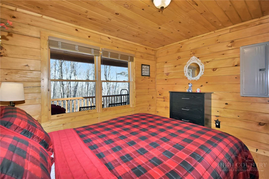 Image number 19 for the current listing