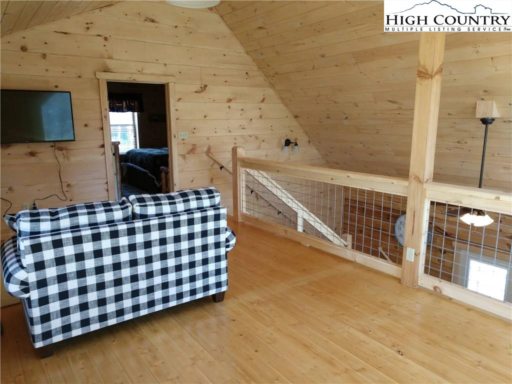 Image number 8 for the current listing