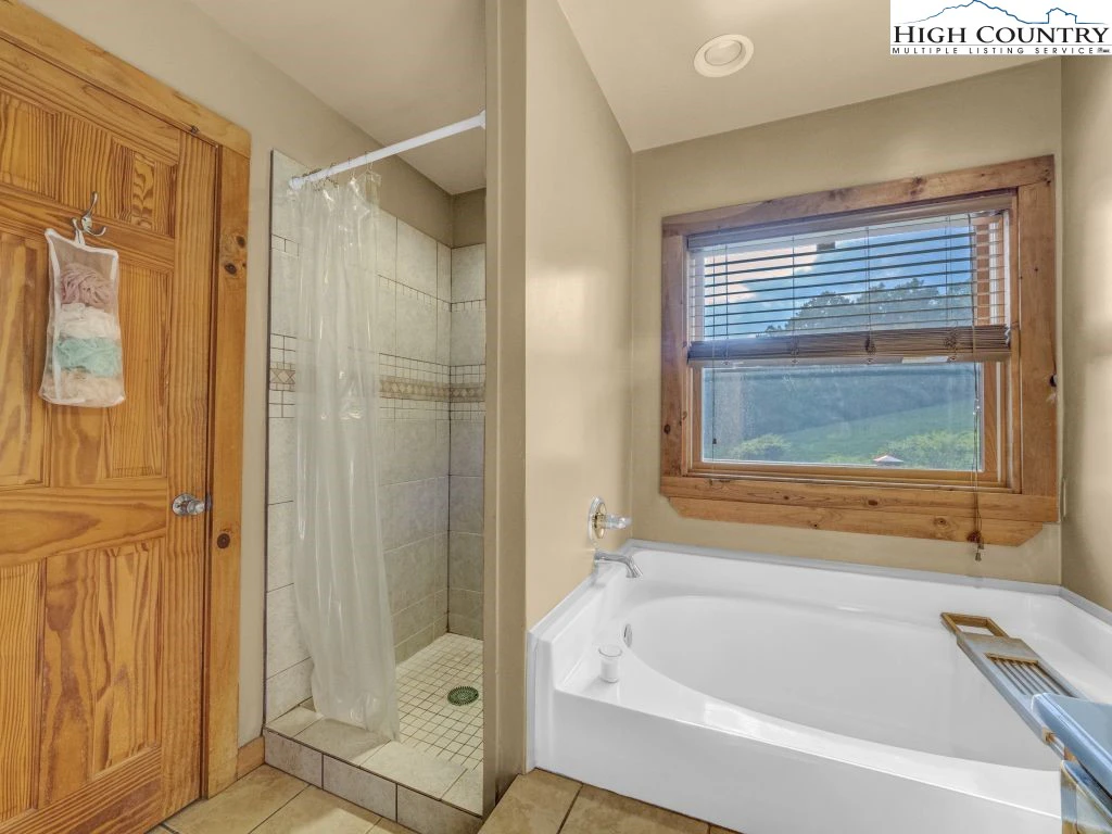 Image number 4 for the current listing