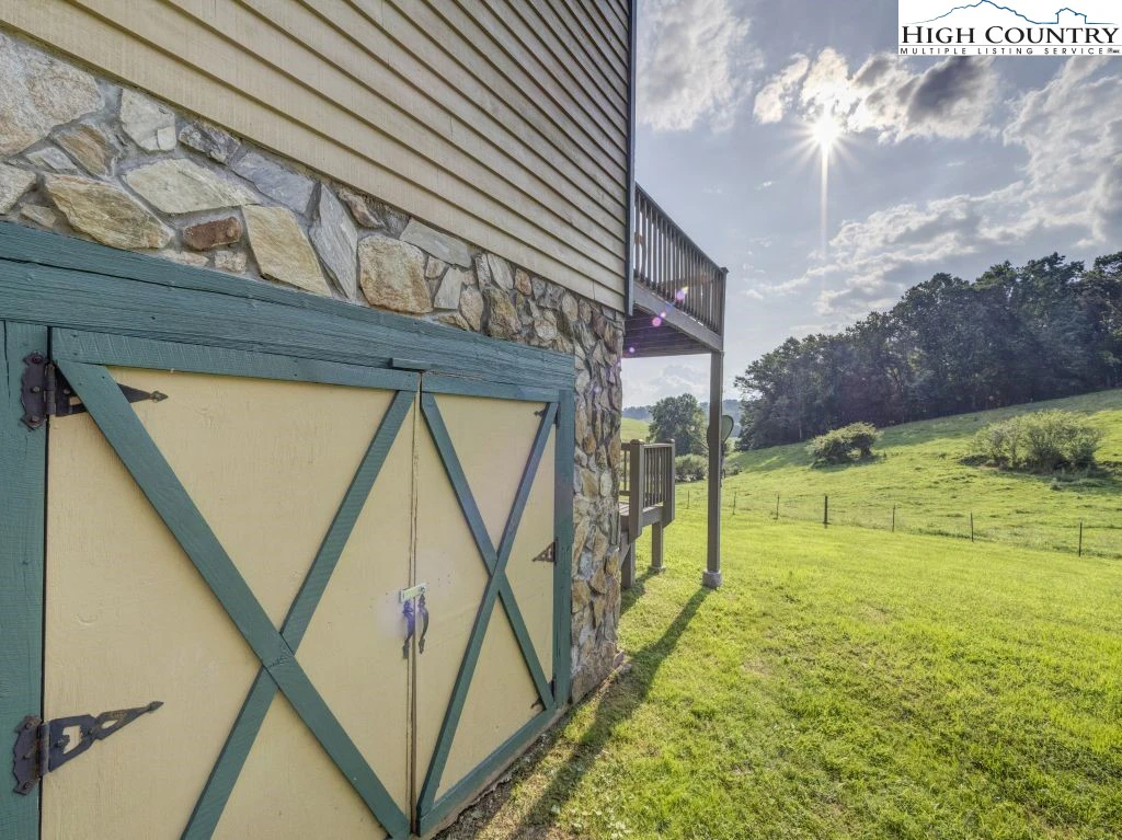 Image number 17 for the current listing