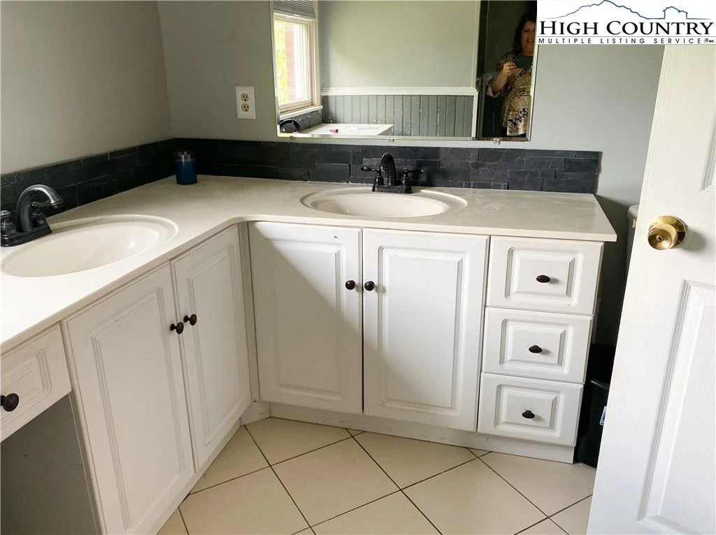 Image number 3 for the current listing