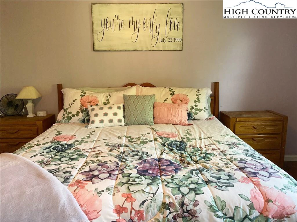 Image number 4 for the current listing