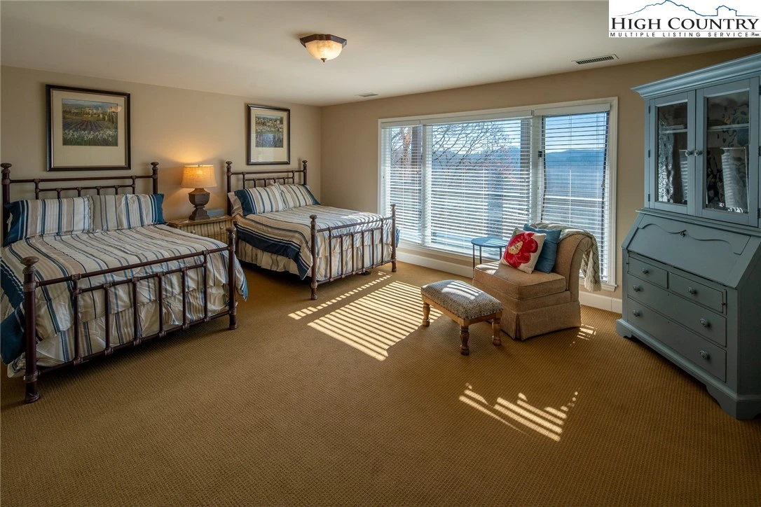 Image number 2 for the current listing