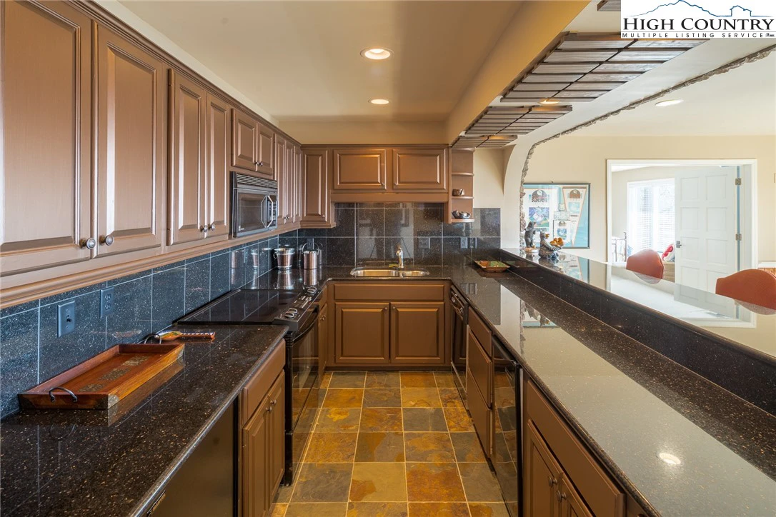 Image number 4 for the current listing