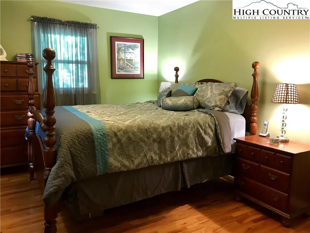 Image number 21 for the current listing
