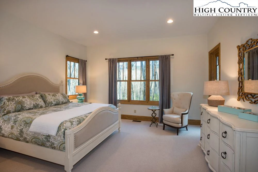 Image number 5 for the current listing