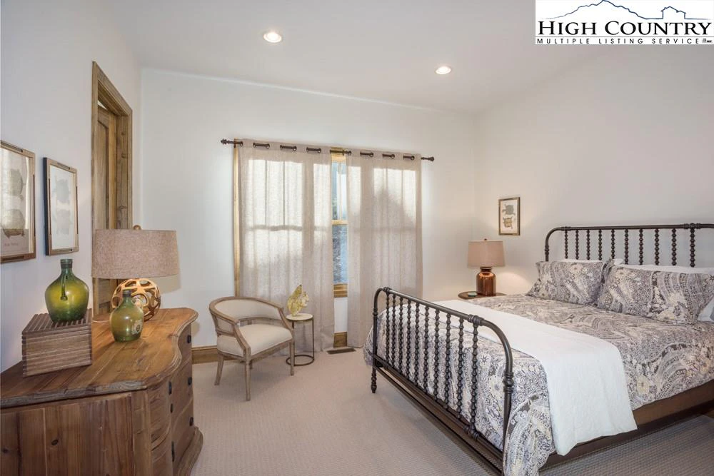 Image number 8 for the current listing