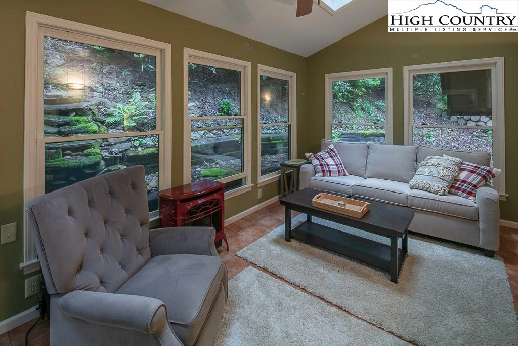 Image number 2 for the current listing