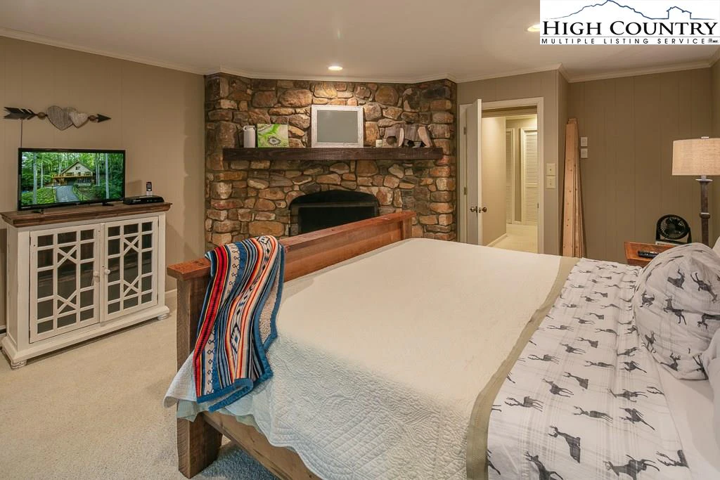 Image number 3 for the current listing