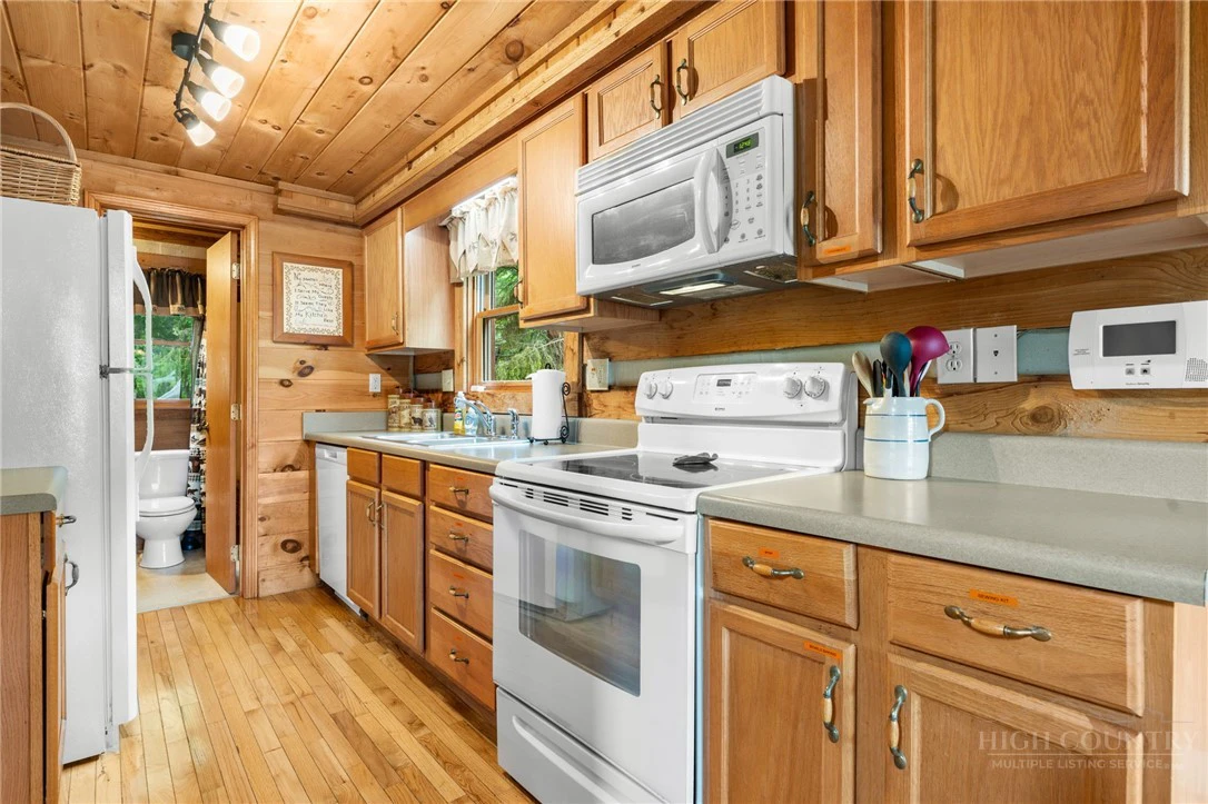 Image number 17 for the current listing