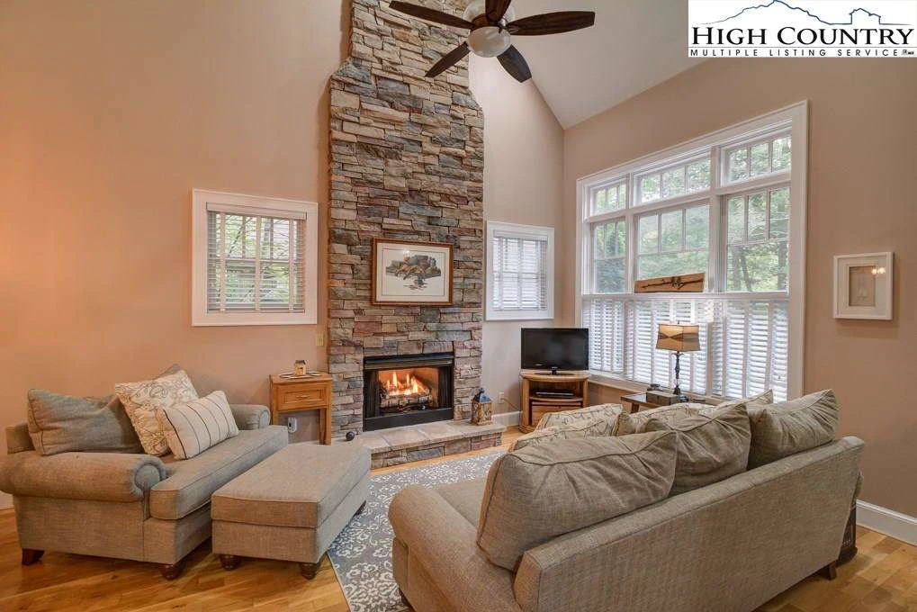 Image number 14 for the current listing