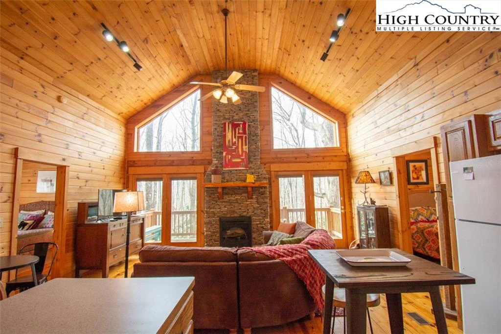 Image number 19 for the current listing