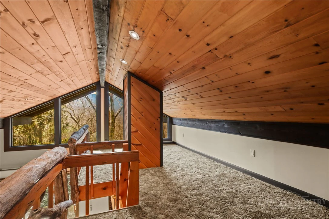Image number 15 for the current listing