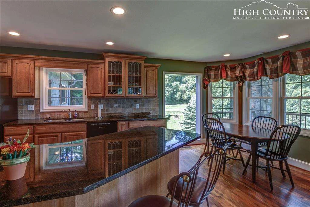 Image number 3 for the current listing