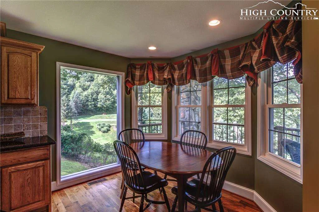 Image number 4 for the current listing